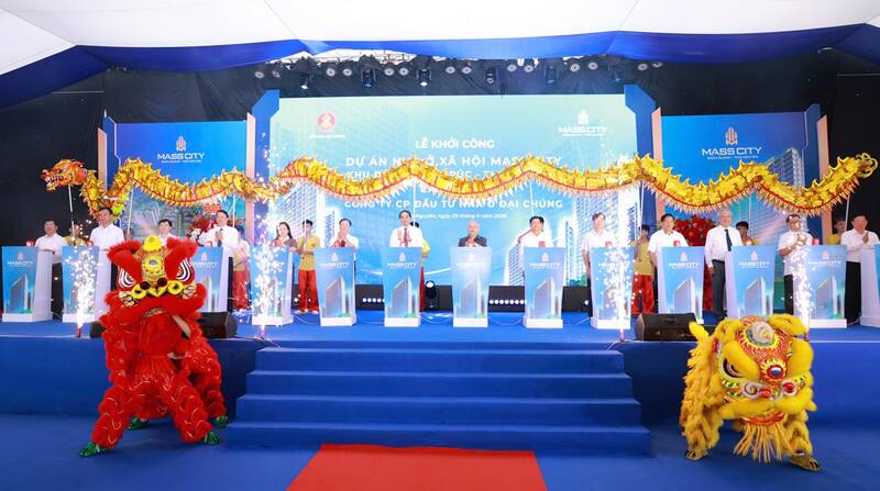 Các đại biểu thực hiện nghi thức khởi công 