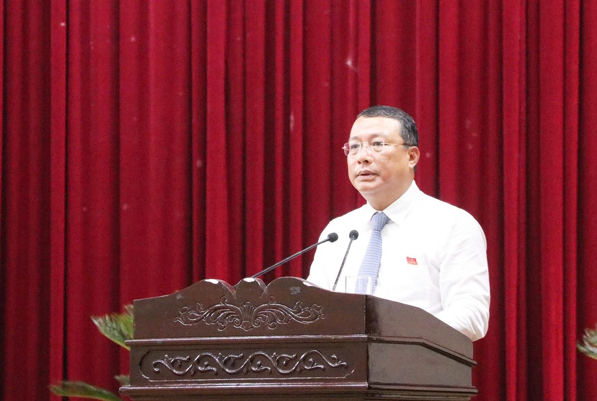 Giám đốc Sở Xây dựng Nghệ An Phạm Hồng Quang trả lời chất vấn tại Kỳ họp thứ 4, HĐND tỉnh Nghệ An khóa XIX. Ảnh: Cổng TTĐT Nghệ An
