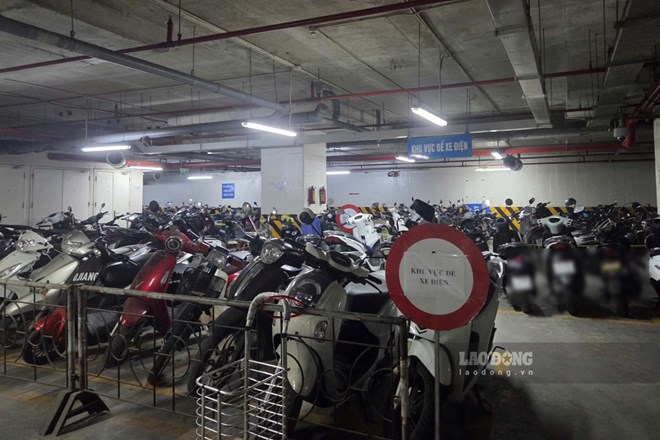 Bất cập sạc xe điện ở chung cư: Thiếu mái che, không dám sạc khi mưa