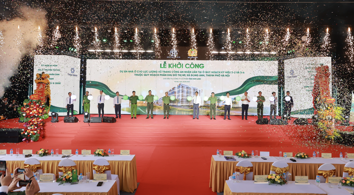 Các đại biểu thực hiện nghi thức khởi công dự án - Ảnh: Phan Dương
