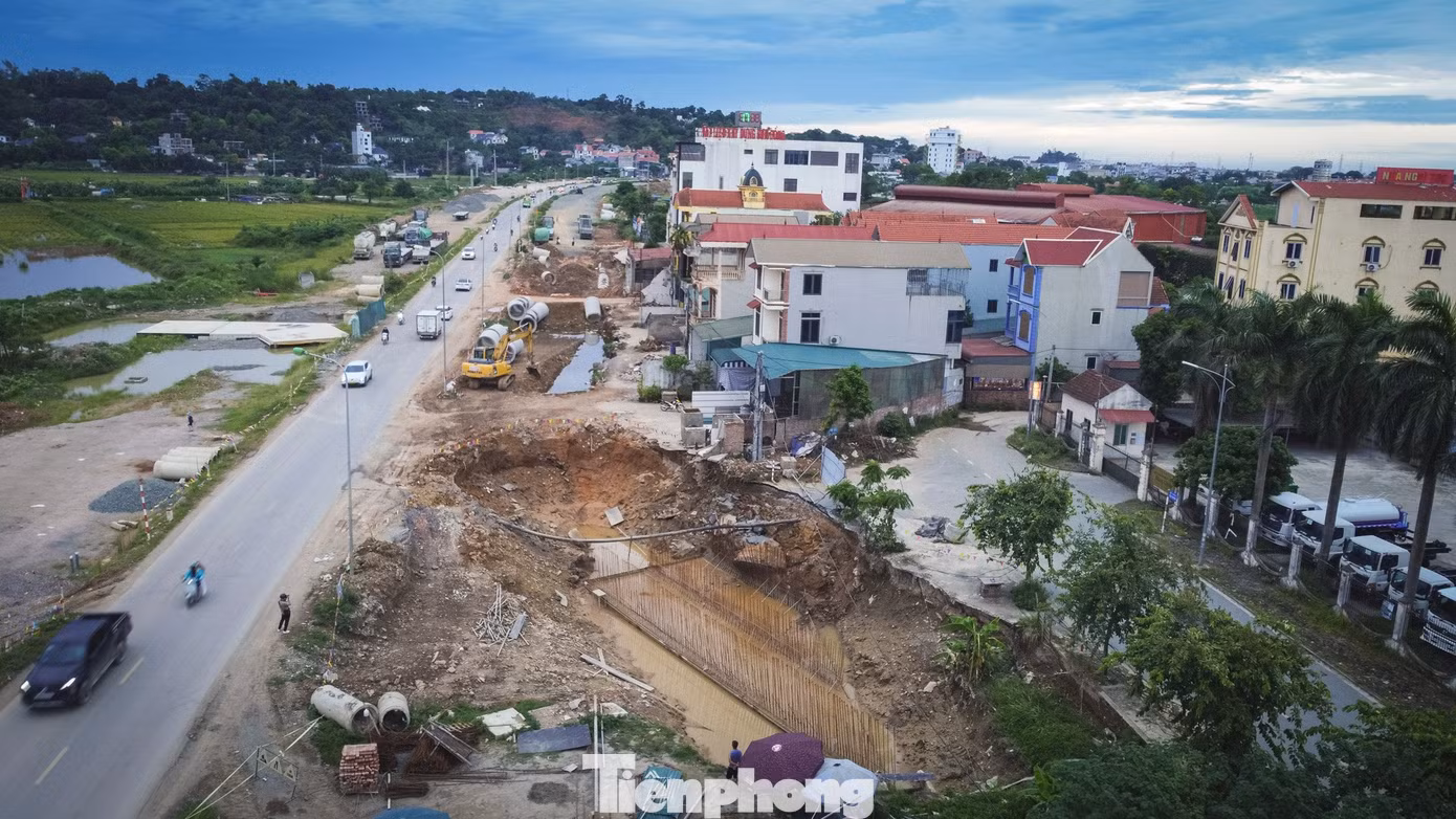 Hà Nội khắc phục hố sâu ven Quốc lộ 6, làm rõ nguyên nhân thi công 'xôi đỗ'- Ảnh 3.