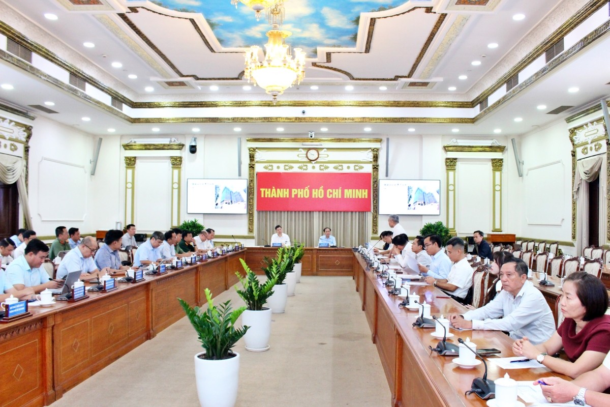 Đoàn công tác của Bộ Xây dựng do Thứ trưởng Nguyễn Văn Sinh dẫn đầu đã có buổi làm việc với UBND TP. Hồ Chí Minh, ngày 29/10 - Ảnh: Thùy Dương.