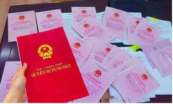 Năm 2025: Không sang tên Sổ đỏ người dân sẽ bị phạt nặng?