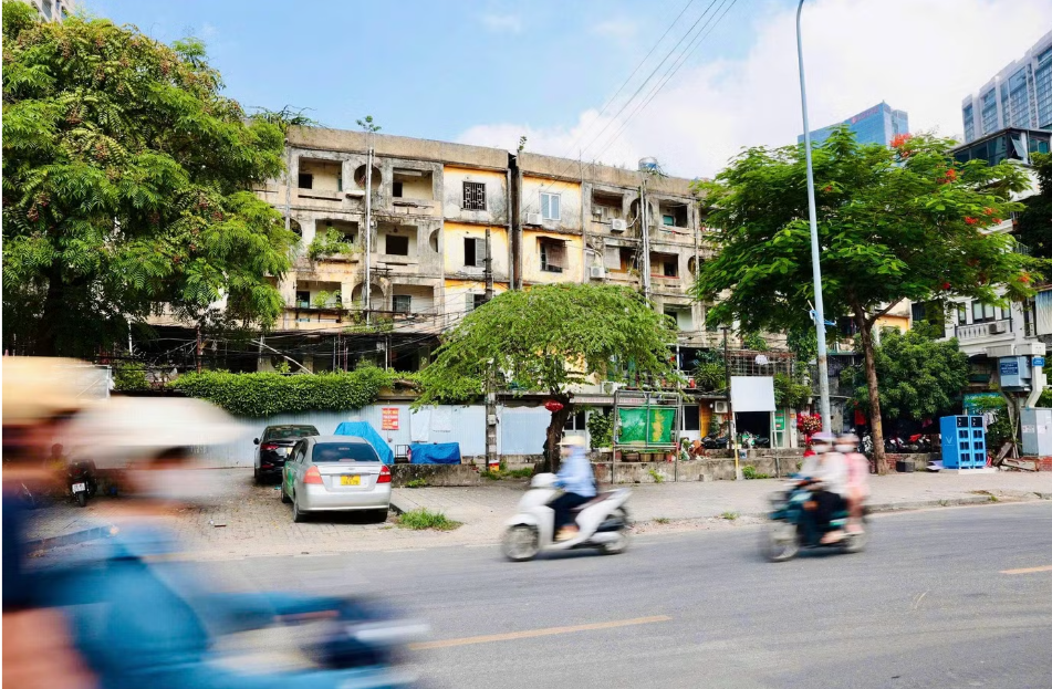 Bên trong khu tập thể Ngọc Khánh xuống cấp, chờ dự án cải tạo