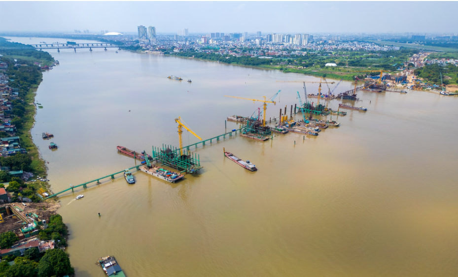 Ngắm đại công trường xây cầu 16.000 tỷ đồng ở trung tâm Hà Nội: Quy tụ 100 máy móc, hơn 500 nhân sự, dùng lượng thép gấp 5 cầu Long Biên