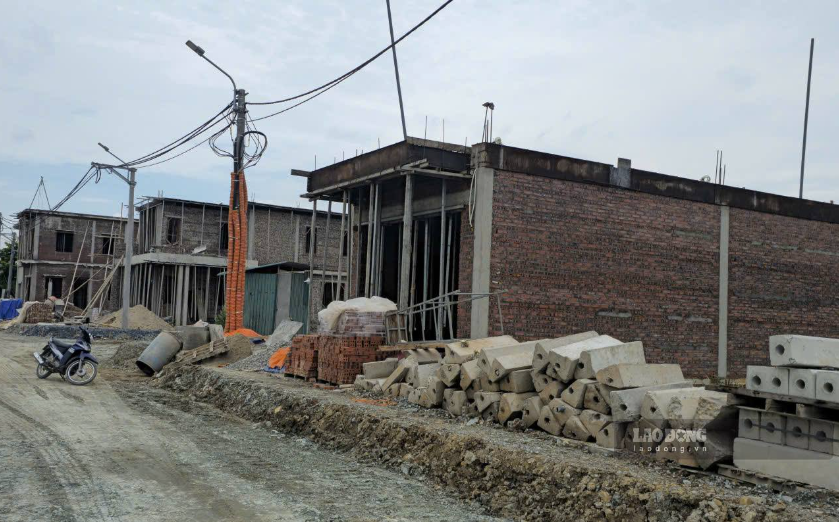 Người dân dựng nhà mới tại các khu tái định cư của dự án cao tốc Ninh Bình - Hải Phòng