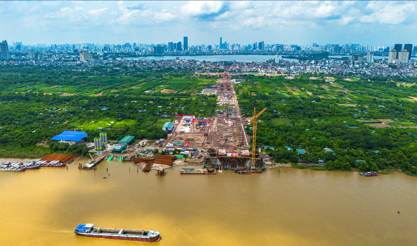 Toàn cảnh công trường xây cầu có trụ cao nhất, nhịp chính dài thứ 2 Việt Nam, nối trung tâm Hà Nội với đại đô thị của Vinhomes, sẽ hoàn thành sau một năm nữa