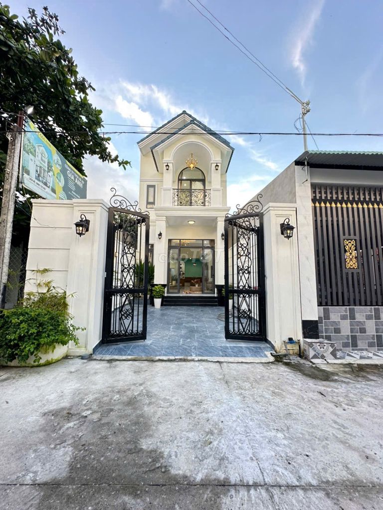 Nhà ở mới xây, full nội thất, gần chợ bắp và Toà Thánh Tây Ninh 500m